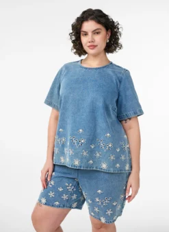 Jeansshorts mit Lochstickerei und hoher Taille
