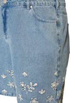 Jeansshorts mit Lochstickerei und hoher Taille