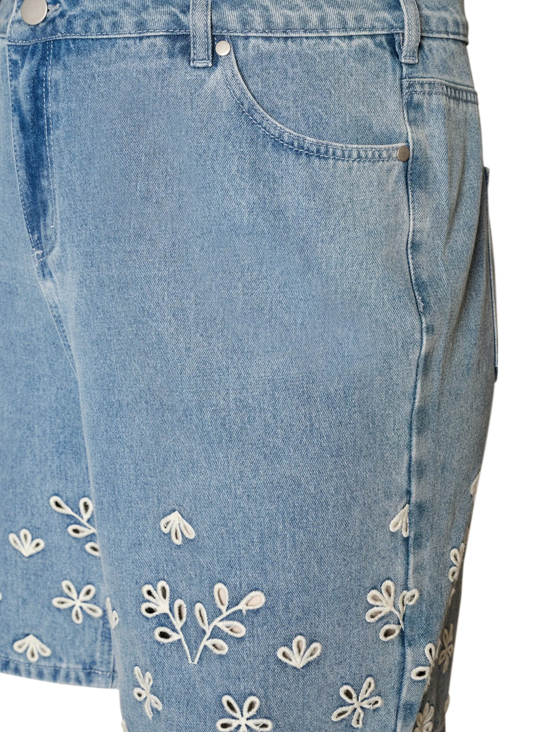 Jeansshorts mit Lochstickerei und hoher Taille