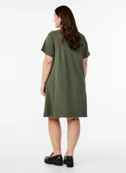 Jerseykleid mit kurzen Ärmeln und Taschen