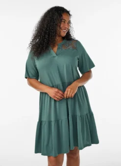 Jerseykleid mit Spitzendetails und mehrlagigem Rock