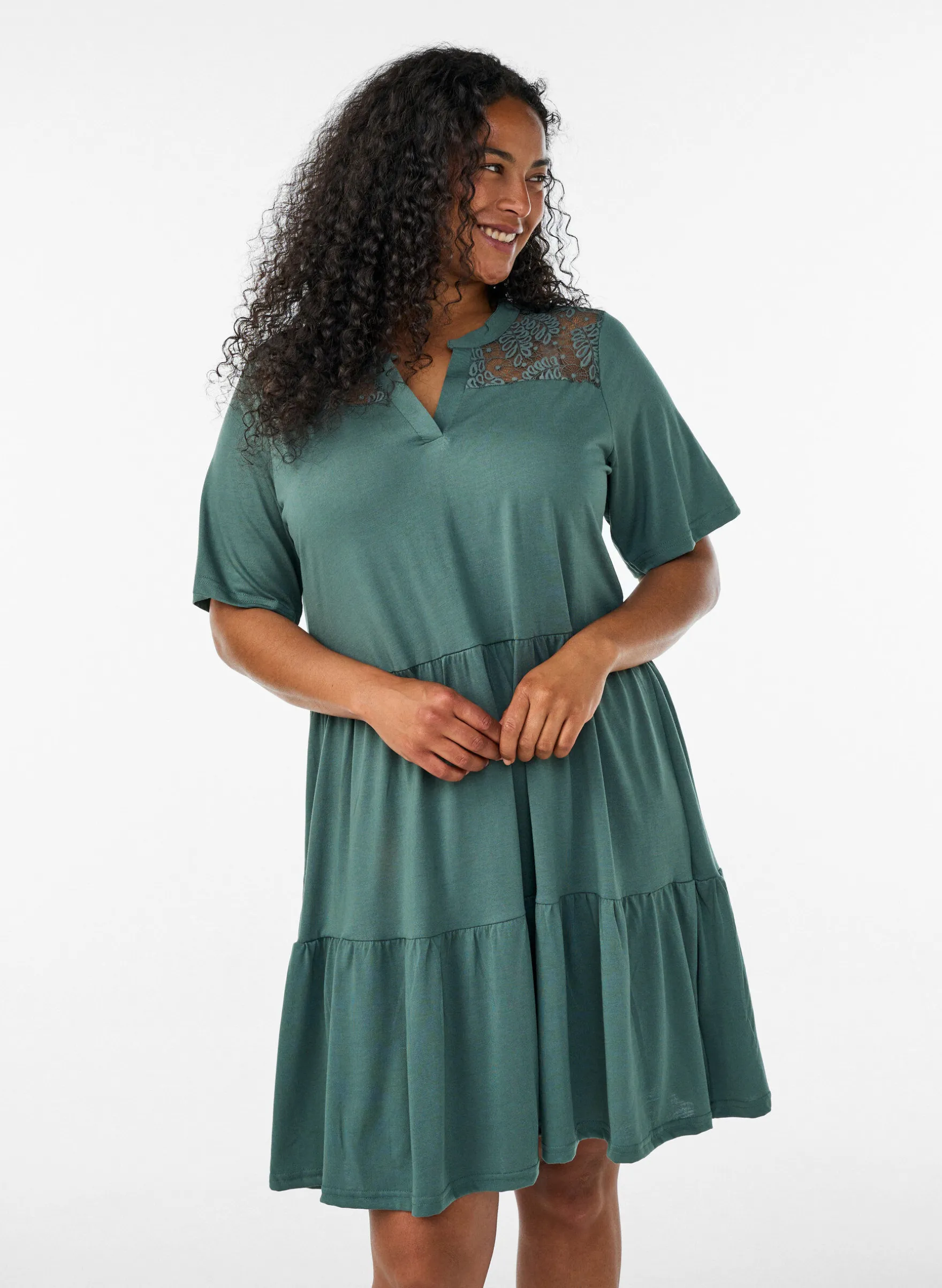 Jerseykleid mit Spitzendetails und mehrlagigem Rock