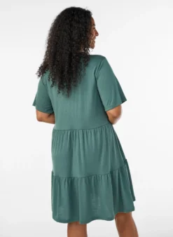 Jerseykleid mit Spitzendetails und mehrlagigem Rock
