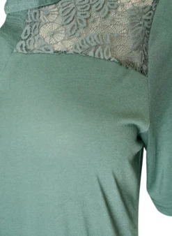 Jerseykleid mit Spitzendetails und mehrlagigem Rock