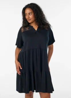 Jerseykleid mit Spitzendetails und mehrlagigem Rock