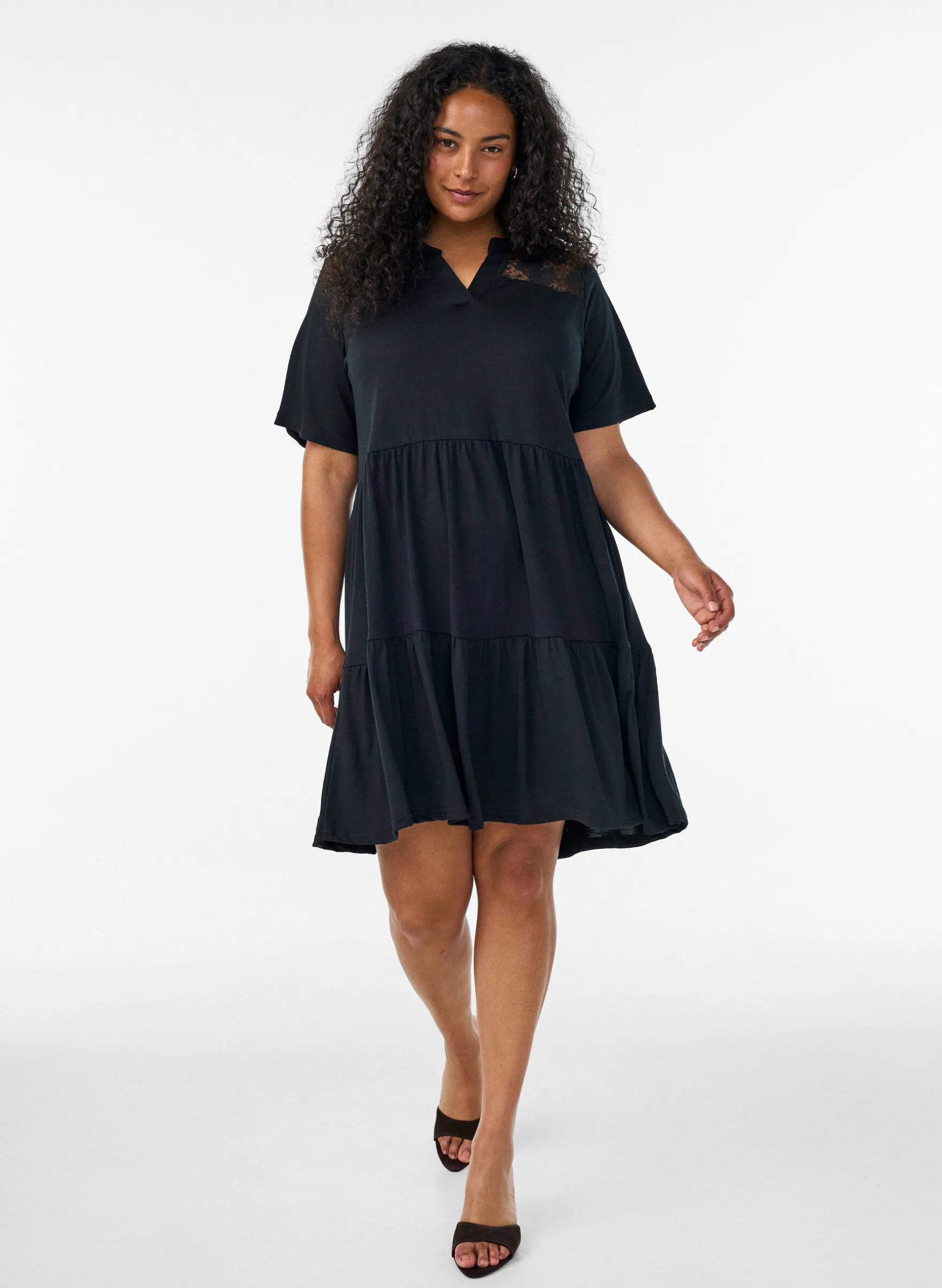 Jerseykleid mit Spitzendetails und mehrlagigem Rock
