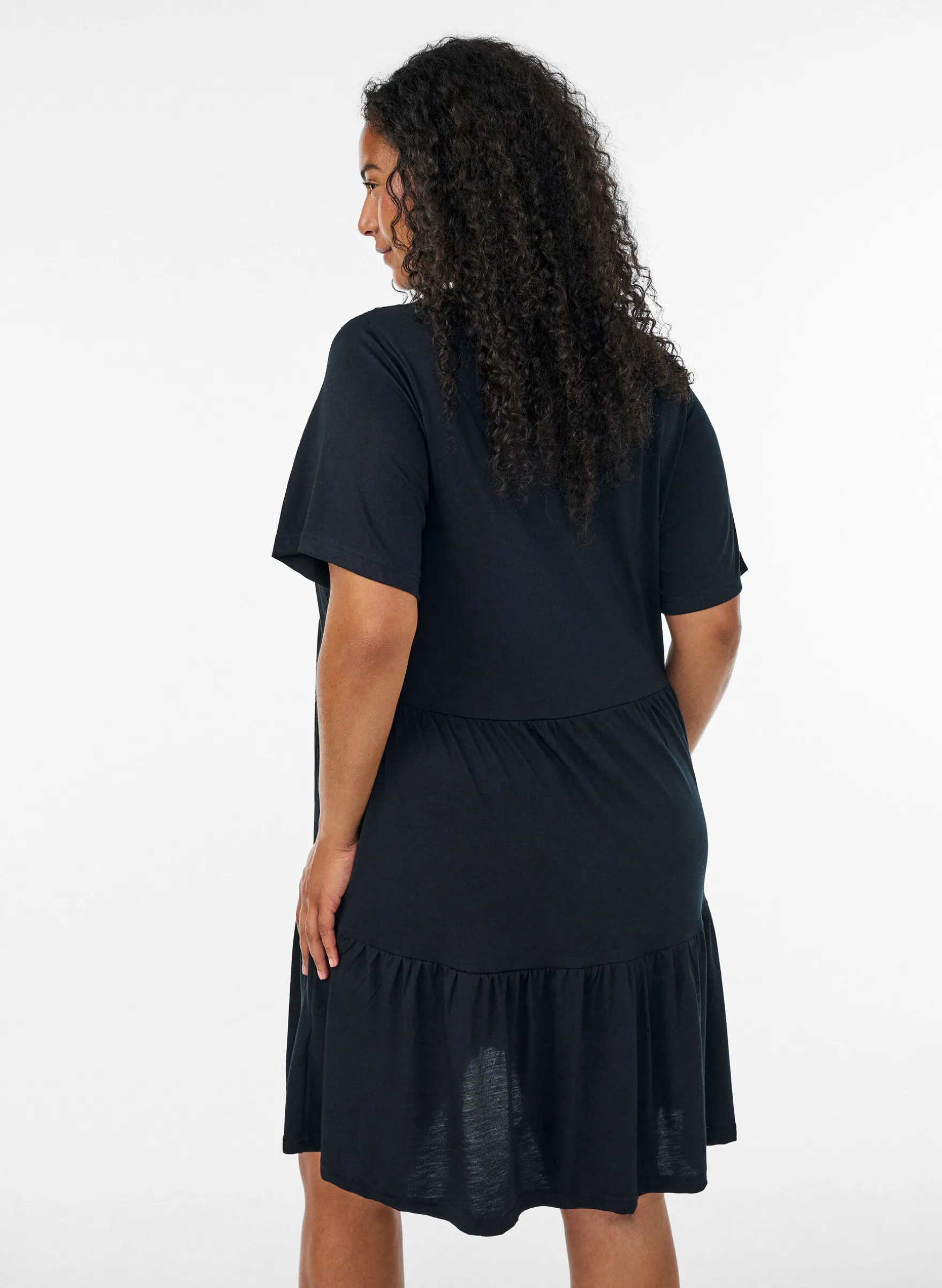 Jerseykleid mit Spitzendetails und mehrlagigem Rock