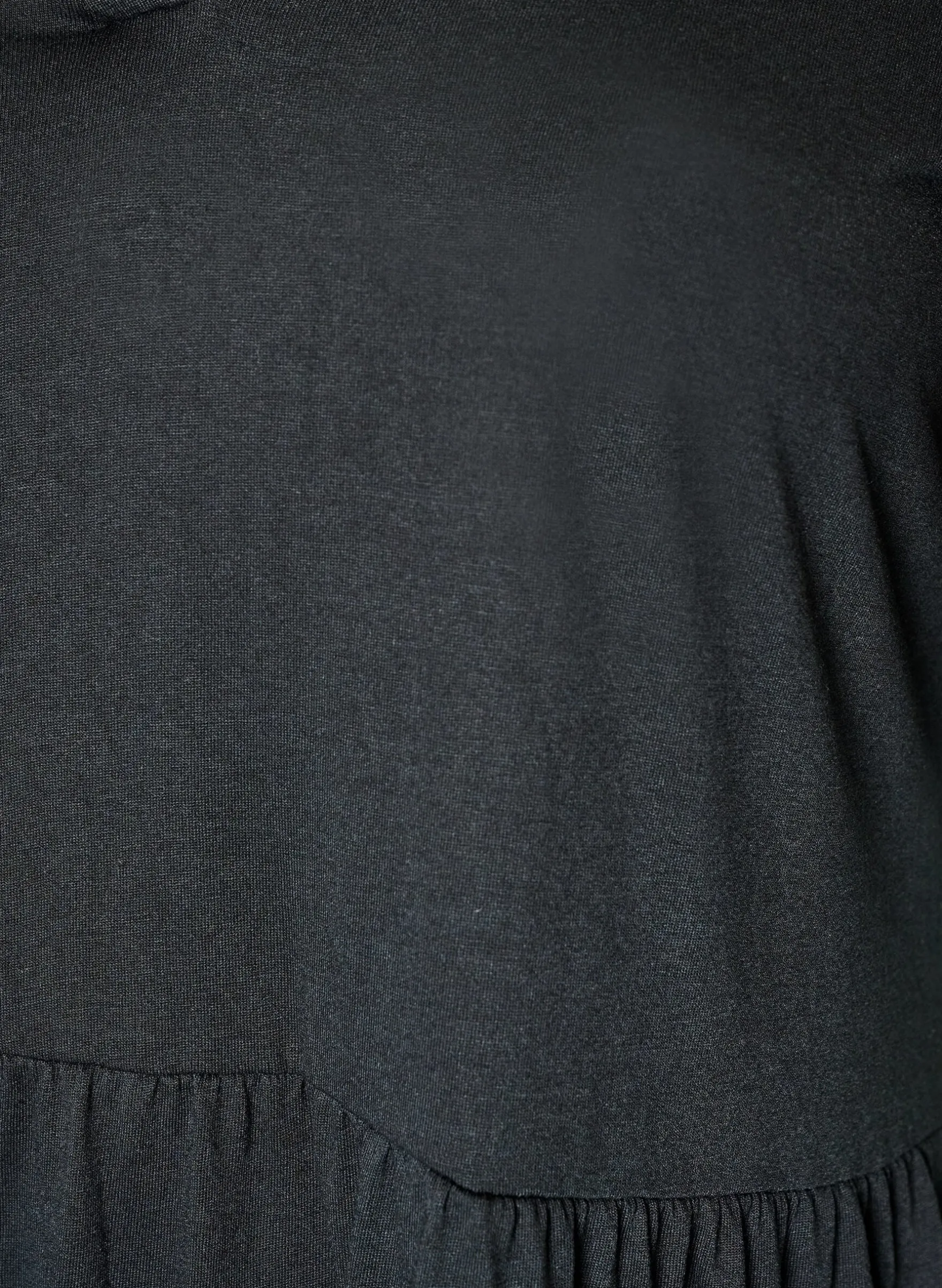 Jerseykleid mit Spitzendetails und mehrlagigem Rock