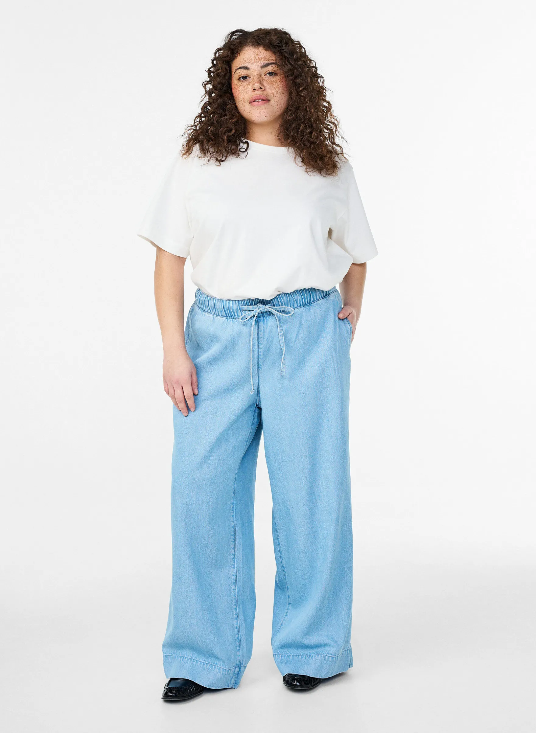 Joggers aus Denim mit weitem Bein und hoher Taille