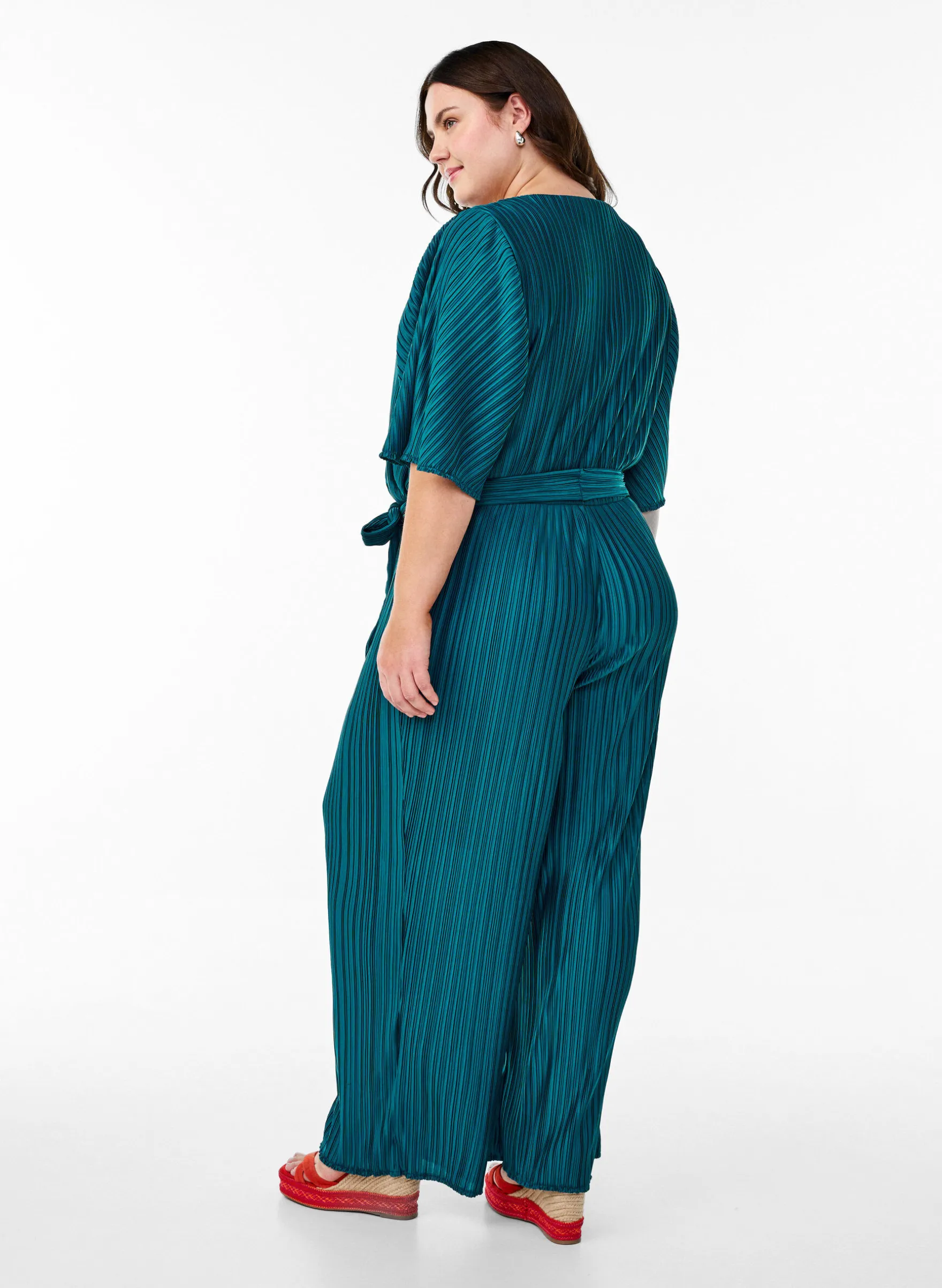 Jumpsuit mit Falten, Bindedetail und weiten Ärmeln