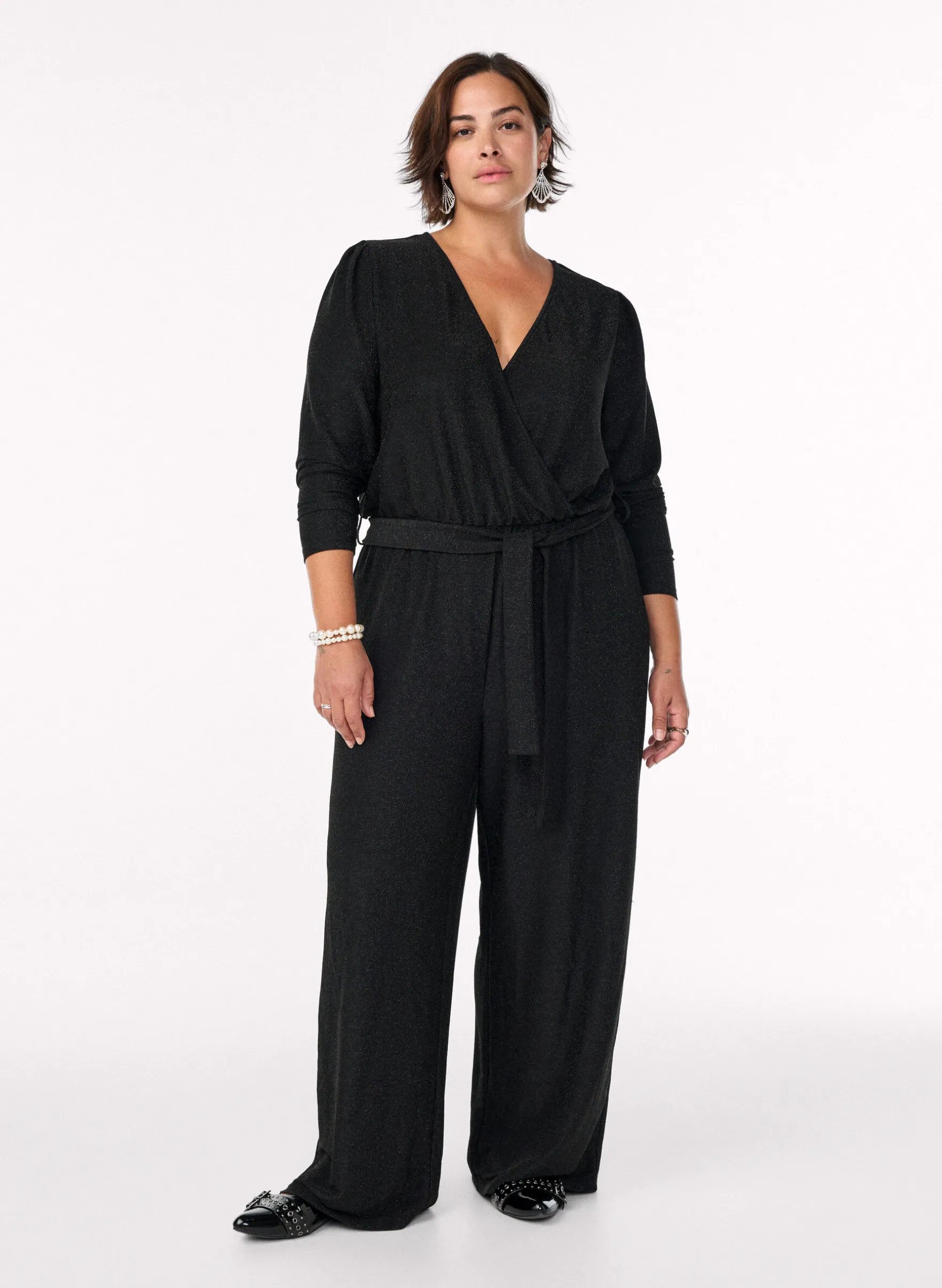 Jumpsuit mit Glitzer und Bindegürtel