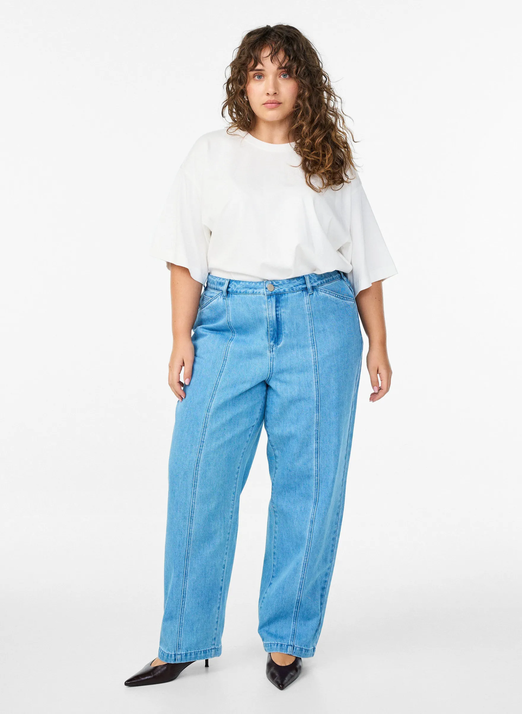 Kiana Jeans mit Straight Fit und markanten Nähten
