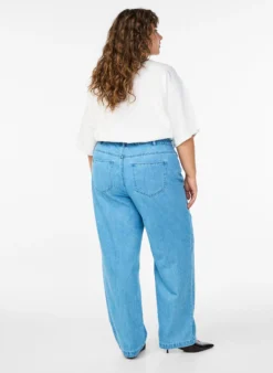 Kiana Jeans mit Straight Fit und markanten Nähten
