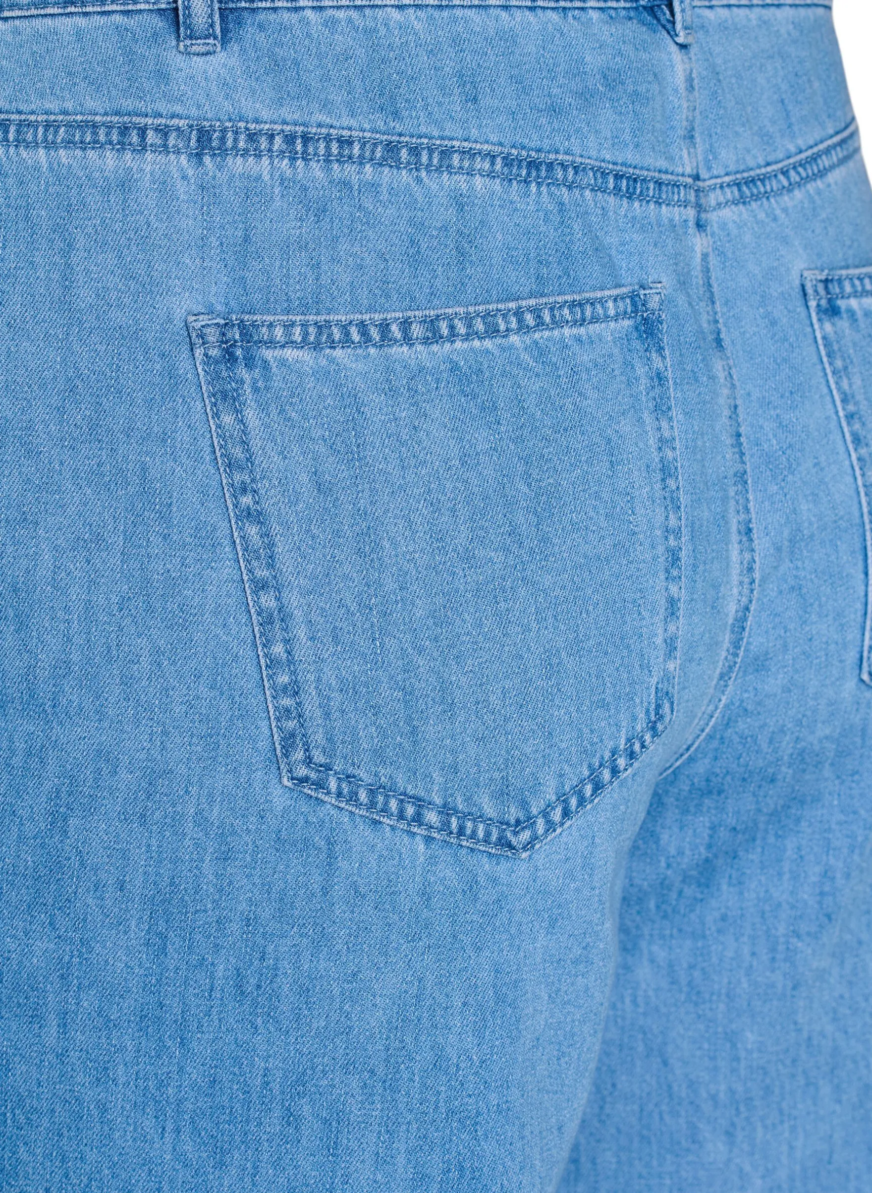 Kiana Jeans mit Straight Fit und markanten Nähten