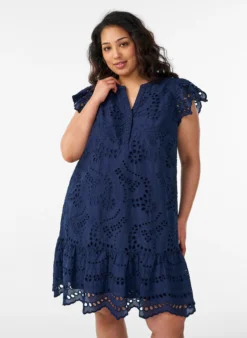 Kleid aus Broderie Anglaise mit Rüschenärmeln