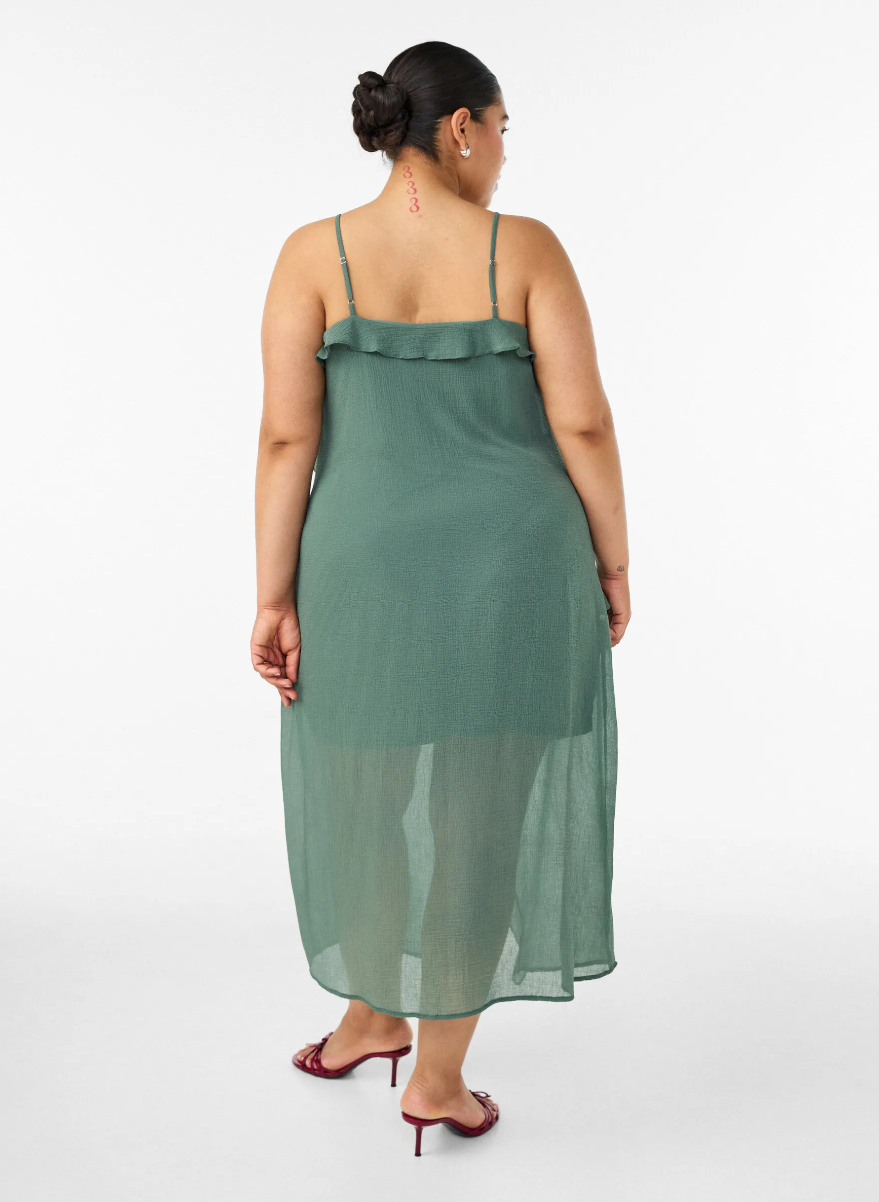 Kleid aus Chiffon mit asymmetrischen Rüschen
