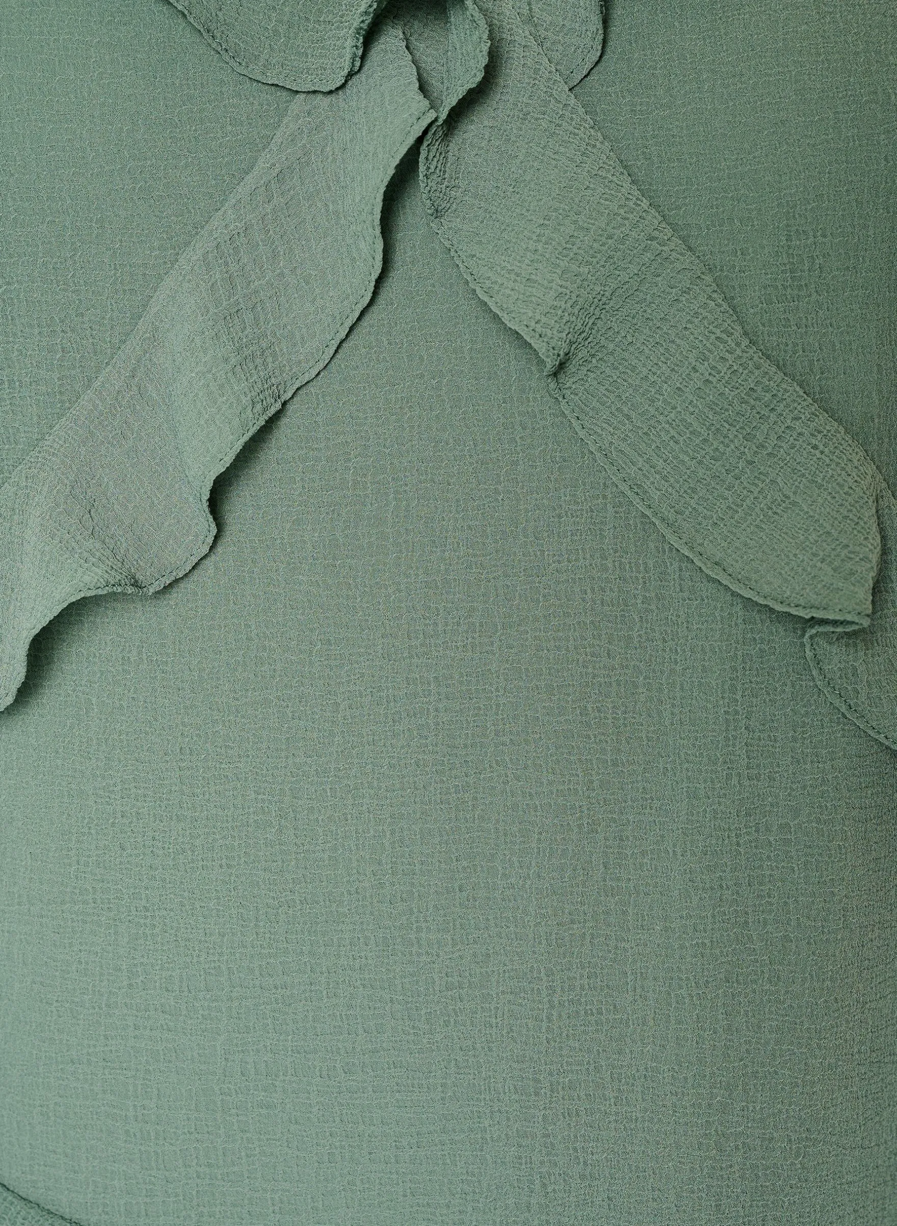 Kleid aus Chiffon mit asymmetrischen Rüschen