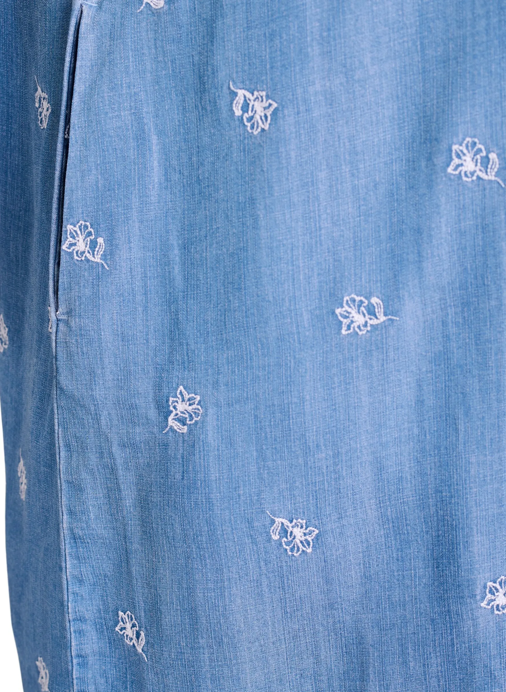 Kleid aus Lyocell mit Denim-Look und bestickten Blumen