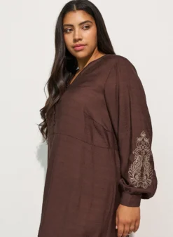 Kleid aus Viskose mit Stickerei und Stufenvolants