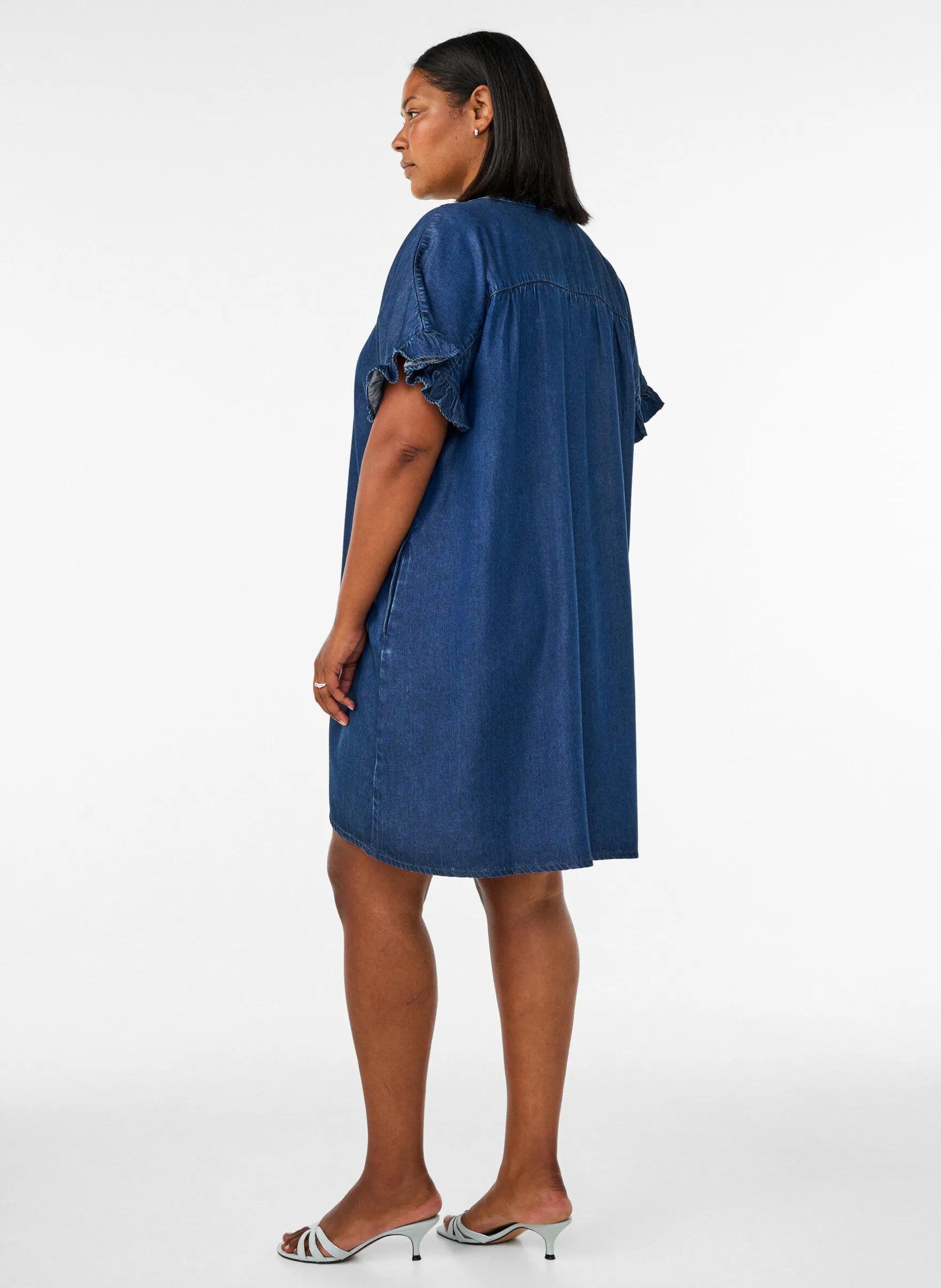 Kleid in Denim-Optik mit Knopfleiste und Rüschenärmeln