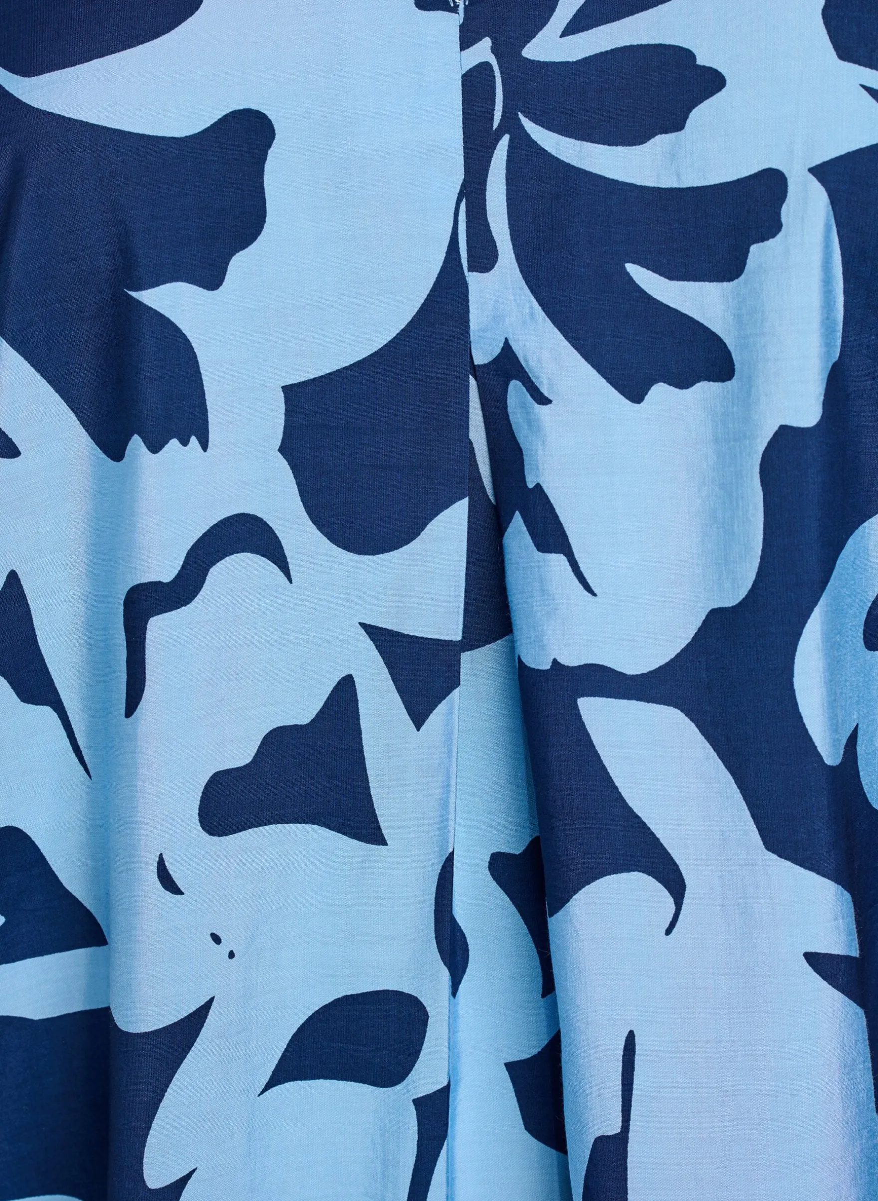Kleid in Knielänge mit Print und V-Ausschnitt