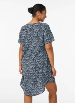 Kleid mit Aufdruck und kurzen Ärmeln