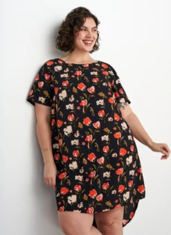Kleid mit Aufdruck und kurzen Ärmeln