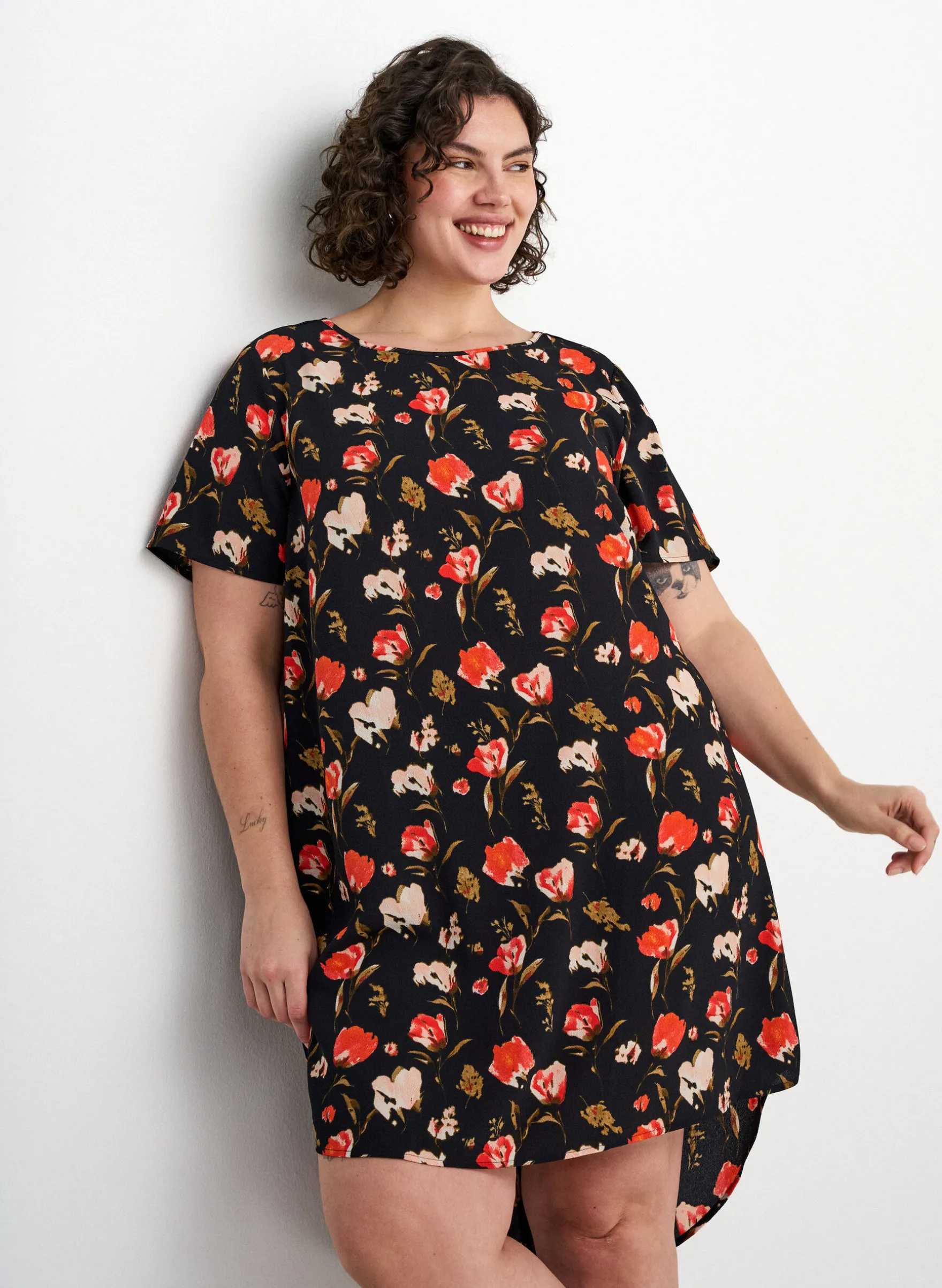 Kleid mit Aufdruck und kurzen Ärmeln