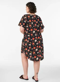 Kleid mit Aufdruck und kurzen Ärmeln