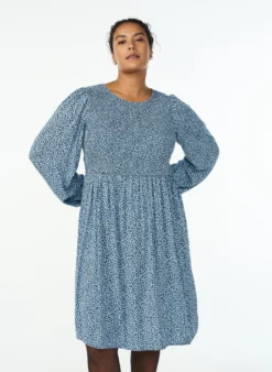 Kleid mit gesmoktem Oberteil und kleingeblümtem Muster