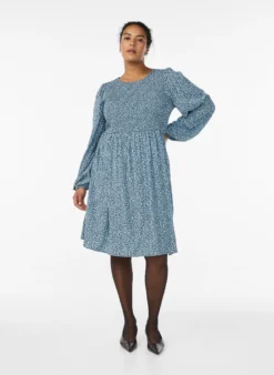 Kleid mit gesmoktem Oberteil und kleingeblümtem Muster