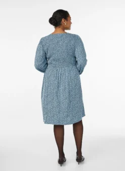 Kleid mit gesmoktem Oberteil und kleingeblümtem Muster