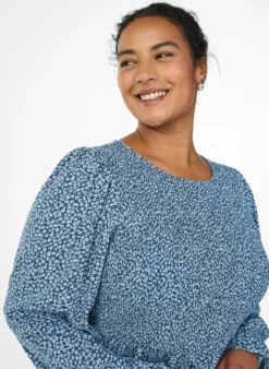 Kleid mit gesmoktem Oberteil und kleingeblümtem Muster