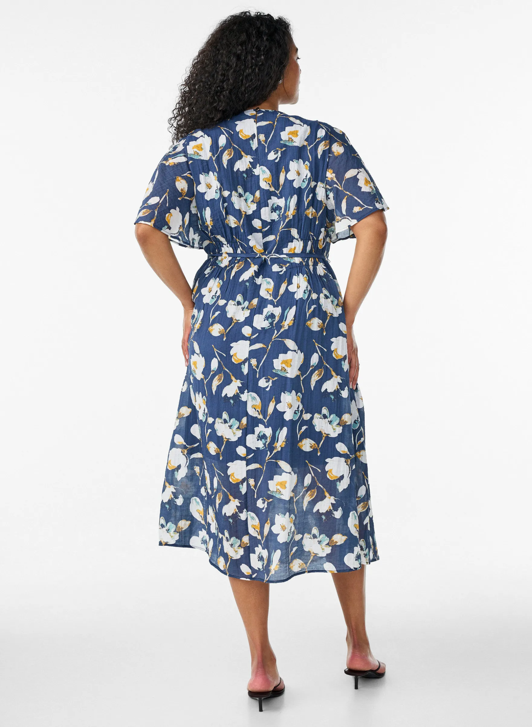 Knöchellanges Kleid mit Flügelärmeln und Bindegürtel