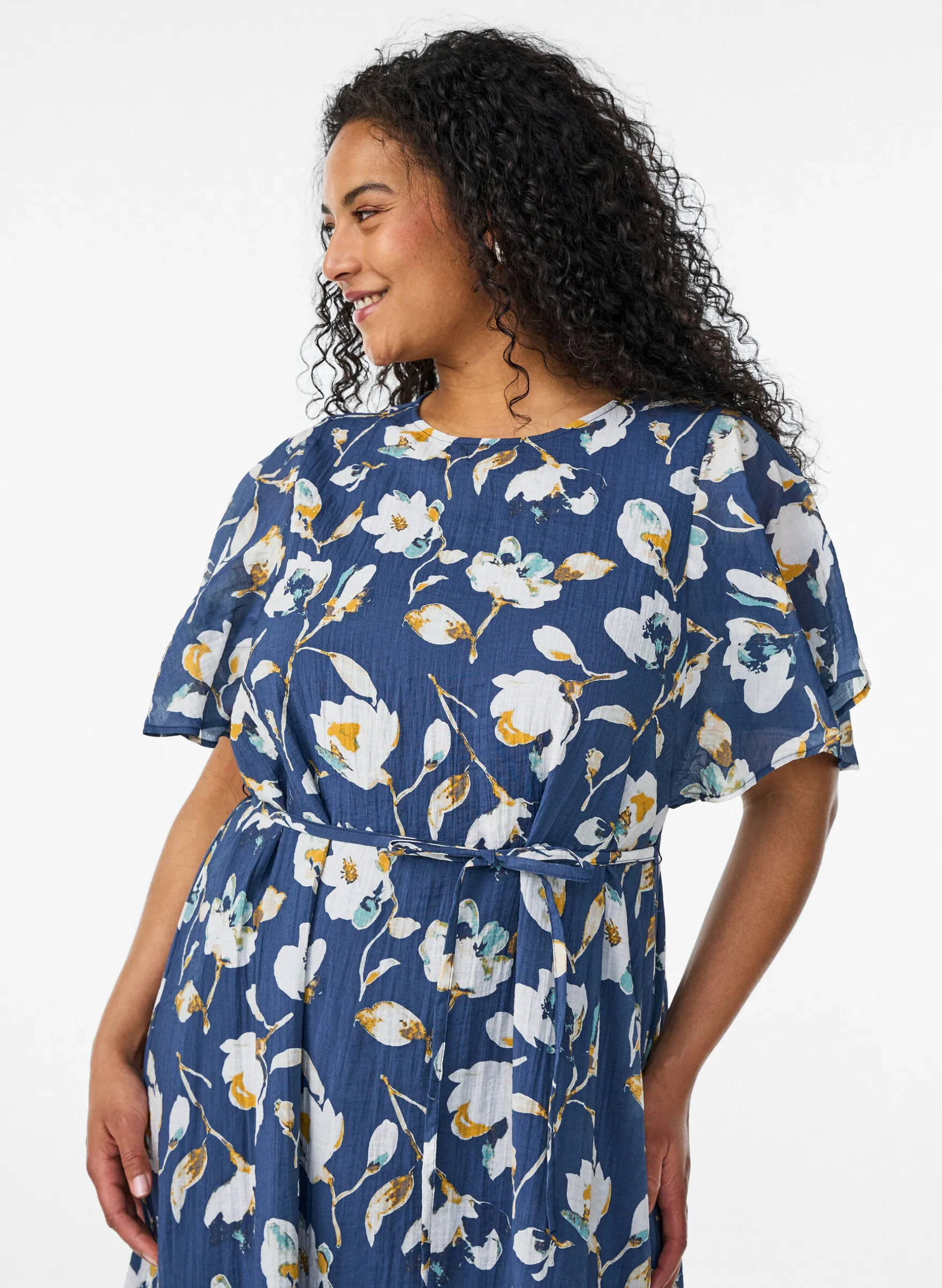 Knöchellanges Kleid mit Flügelärmeln und Bindegürtel