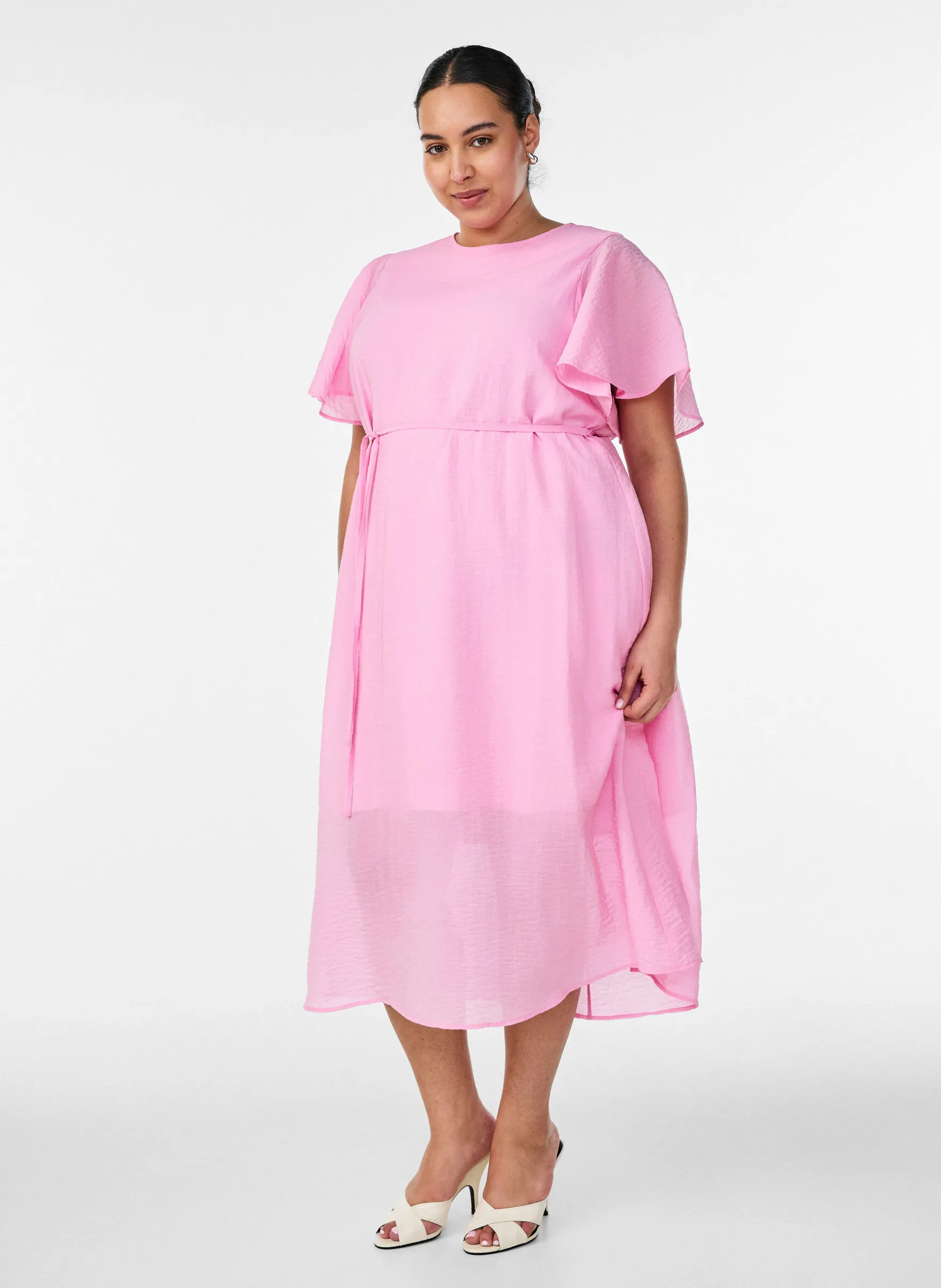 Knöchellanges Kleid mit Flügelärmeln und Bindegürtel