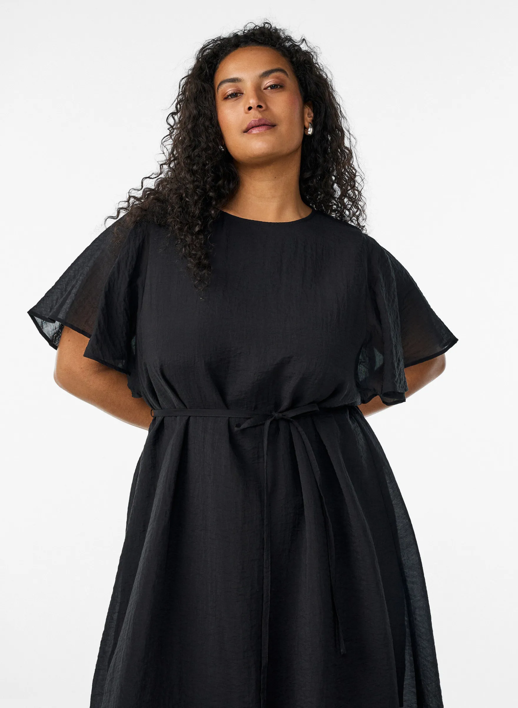 Knöchellanges Kleid mit Flügelärmeln und Bindegürtel