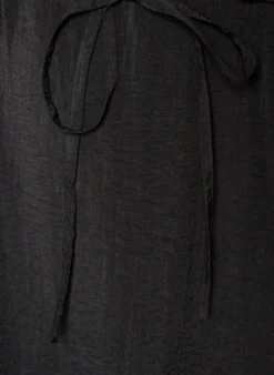 Knöchellanges Kleid mit Flügelärmeln und Bindegürtel