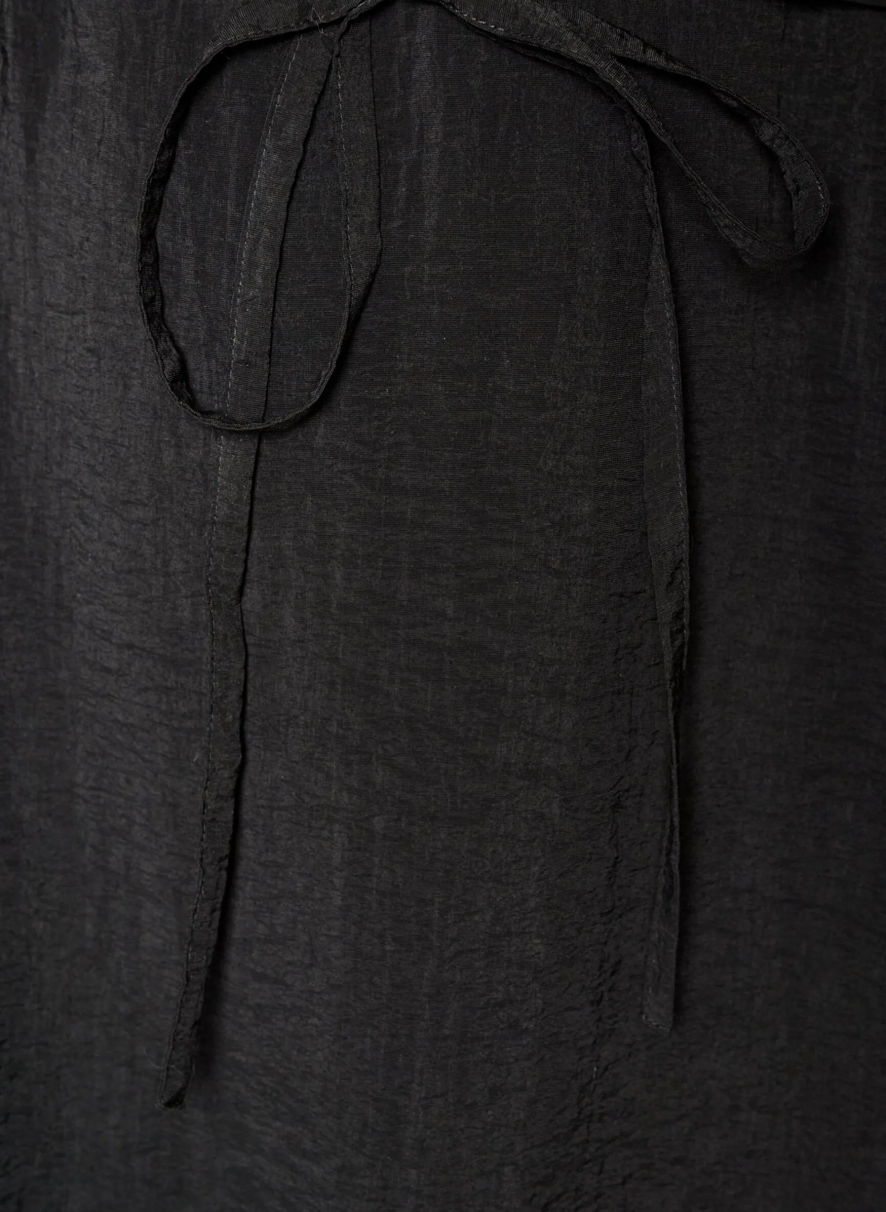 Knöchellanges Kleid mit Flügelärmeln und Bindegürtel