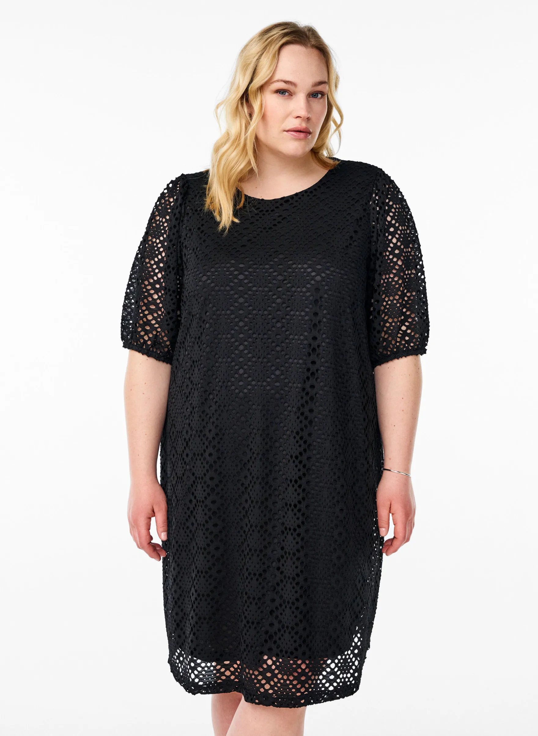 Knielanges Kleid mit Lochmuster und kurzen Ärmeln