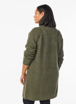 Knielanges Strickkleid mit hohem Kragen