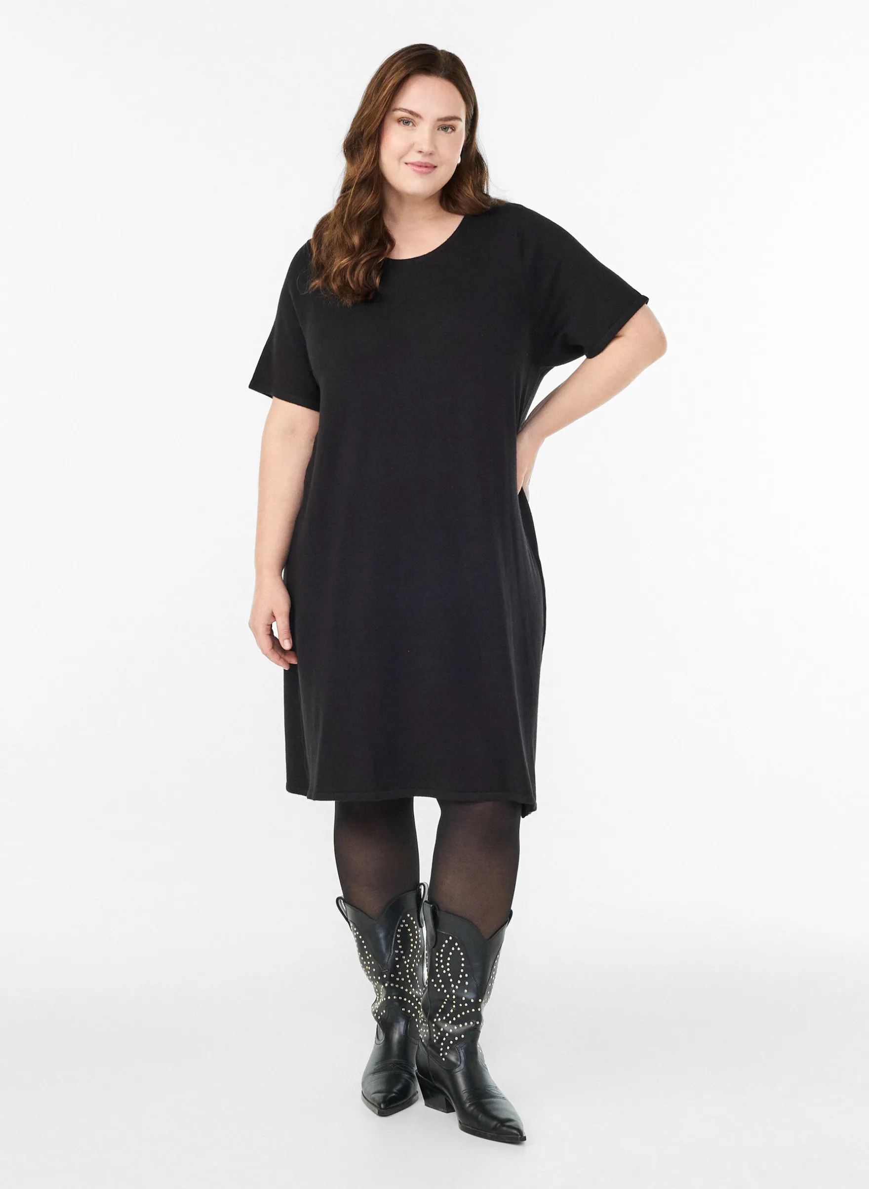 Knielanges Strickkleid mit kurzen Ärmeln.