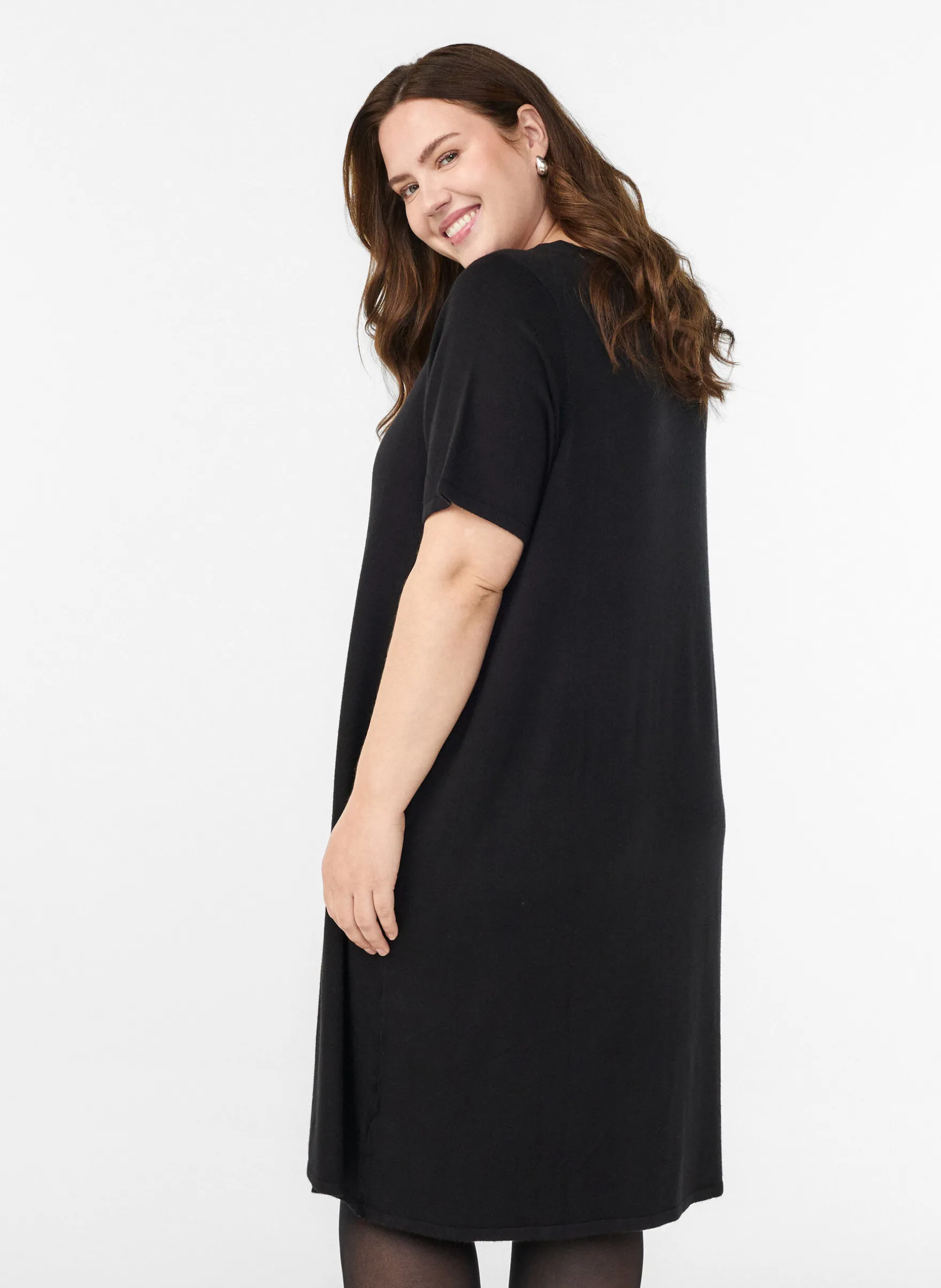 Knielanges Strickkleid mit kurzen Ärmeln.