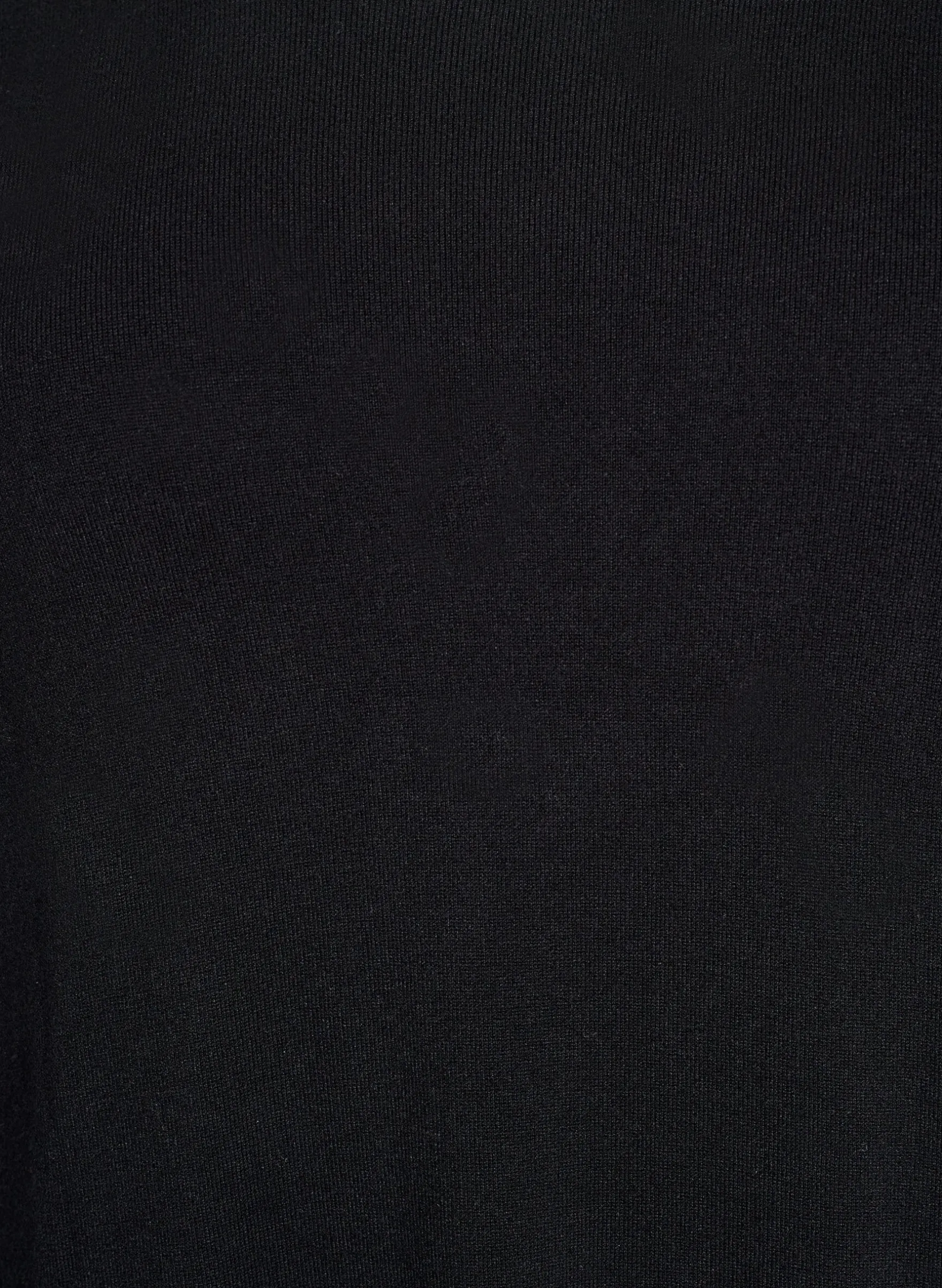 Knielanges Strickkleid mit kurzen Ärmeln.