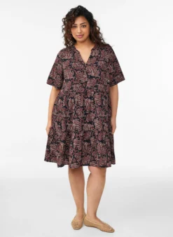 Kurzarmkleid mit A-Linie und Teilungsnähten