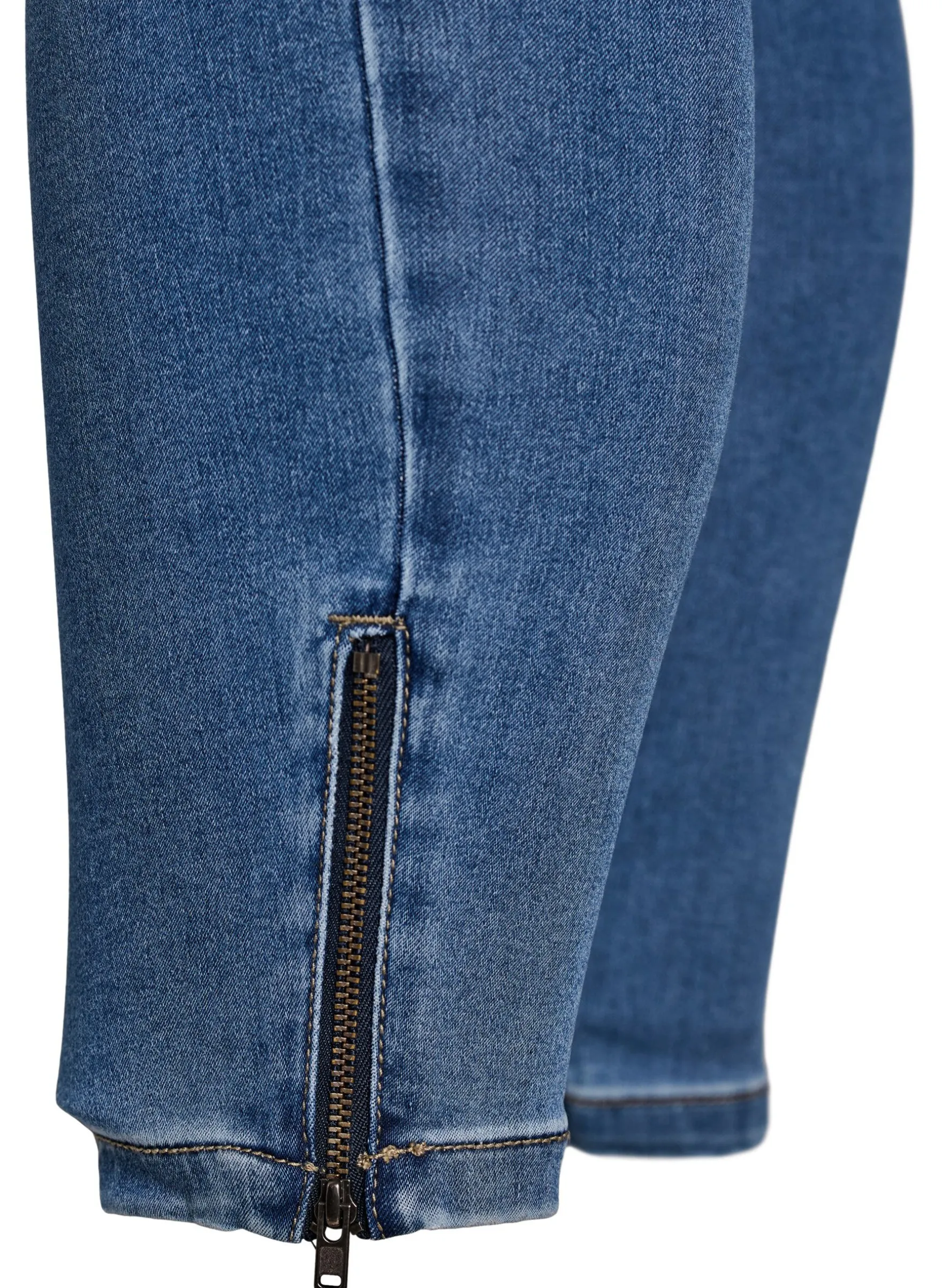 Kurze Amy Jeans mit Reißverschlussdetail.