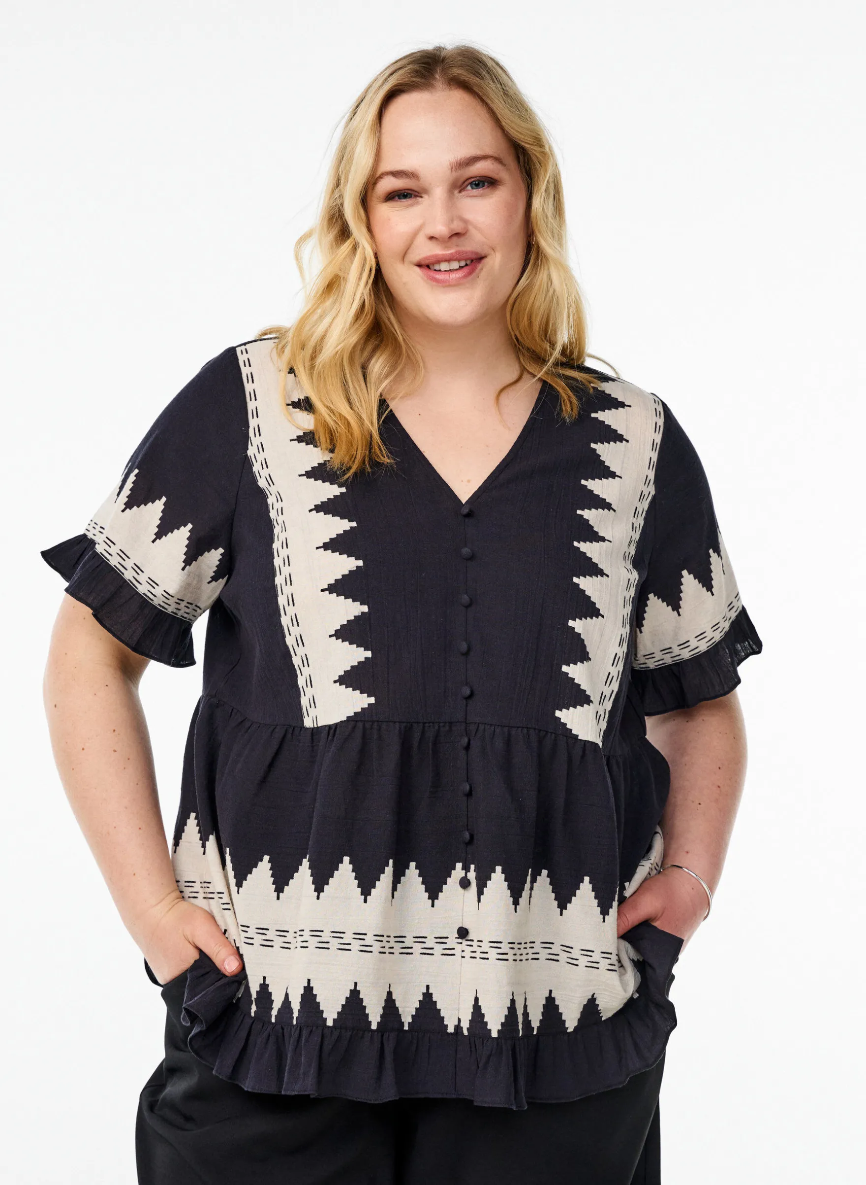 Kurze Bluse mit Rüschen und Grafikmuster