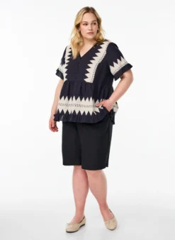 Kurze Bluse mit Rüschen und Grafikmuster