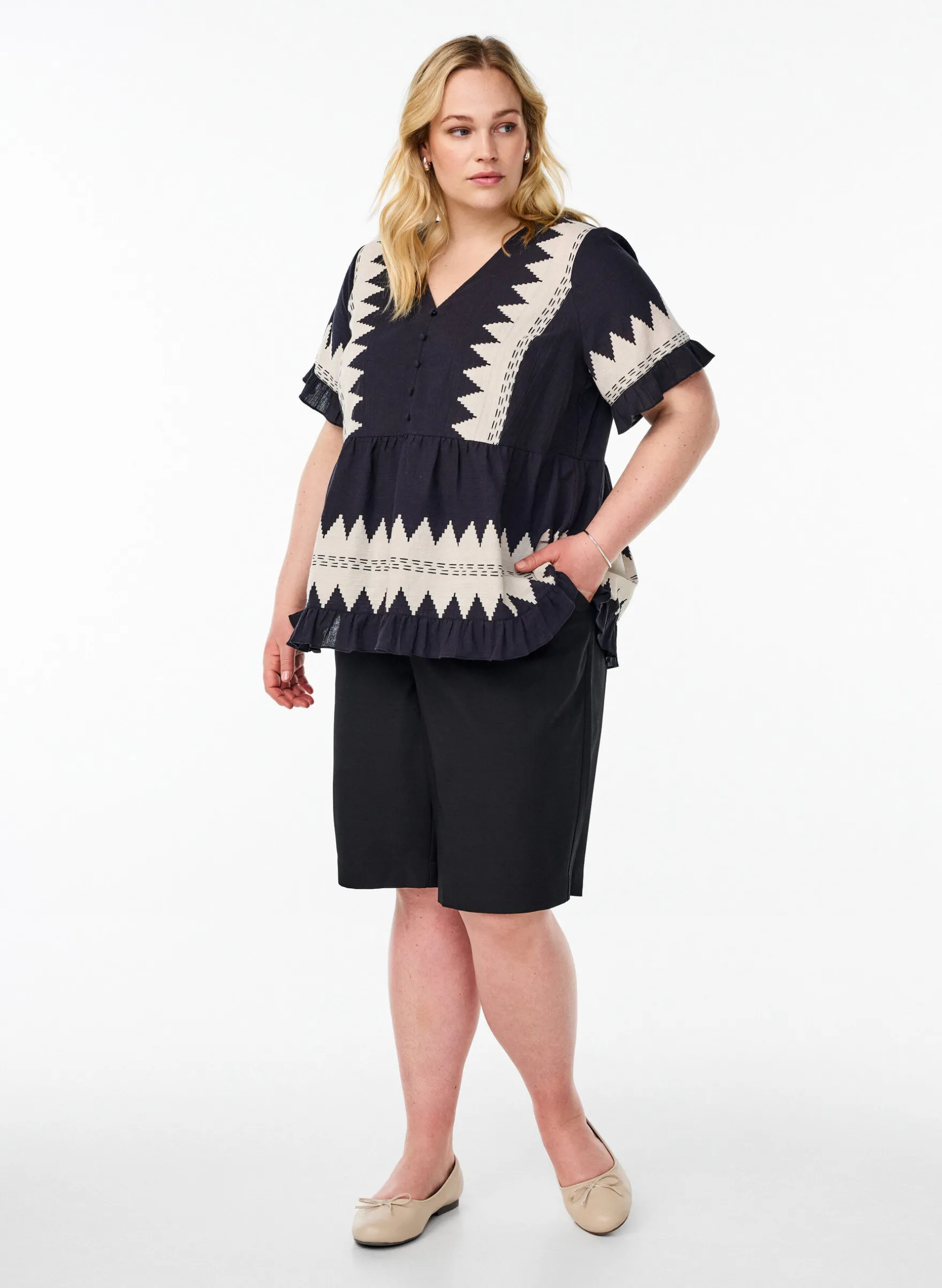 Kurze Bluse mit Rüschen und Grafikmuster