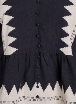 Kurze Bluse mit Rüschen und Grafikmuster
